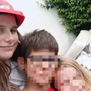 Jeune femme étudiante qui aime aidé.