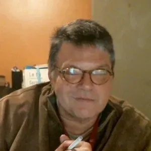 aide pour la toilette , l'habillage , les repas ,