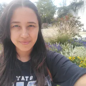 Baby-sitter amusante et créatrice de sourires)