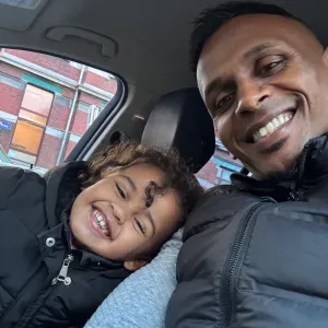 Je recherche une baby-sitter tôt en matinée. 