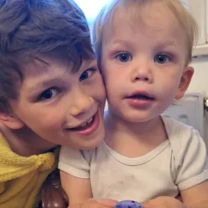 Cherche baby sitter pour garder enfants de 2 et 8 ans