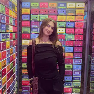 Baby-sitter sérieuse à la recherche d'un job étudiant 