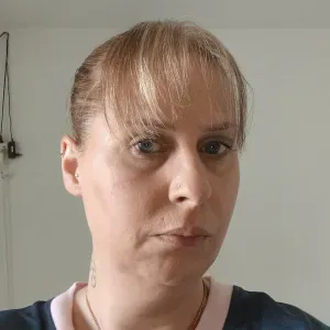 Adore le contact des enfants. 