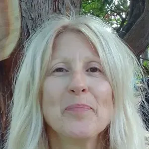 A. E .S-Assistante de soins en gérontologie