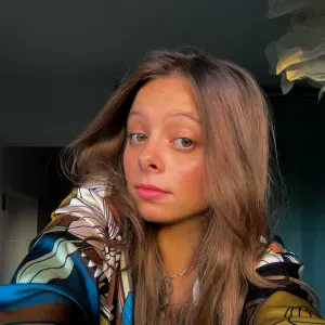 Étudiante de 19 ans à la recherche d'emploi  