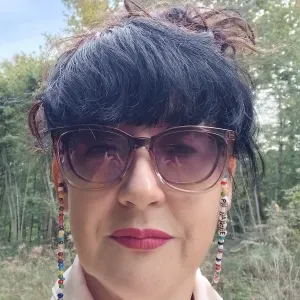 Dame de 51 ans ayant un très bon niveau scolaire.