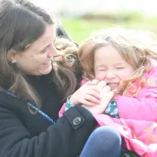 Baby-sitter fun et créatrice et drôle 