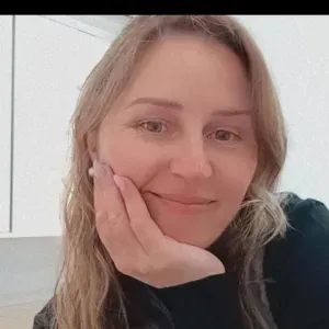 Baby sister, com experiência em.cuidados com crianças.