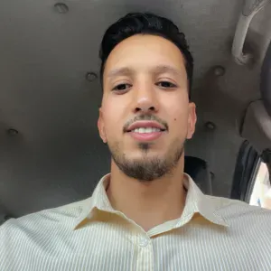 Homme d'entretien régulier motivé 