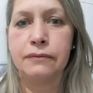 Procuro trabalho de doméstica em casa particular.