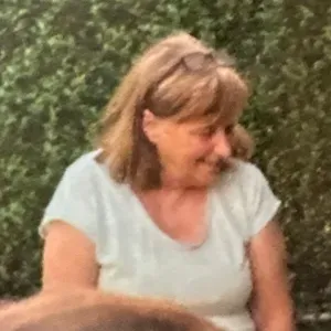 Femme pensionnée active qui apprécie aider son prochain.