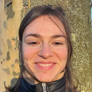 Baby-sitter expérimentée et passionnée des enfants :)