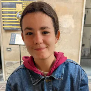Jeune baby-sitter sérieuse et habituée aux enfants