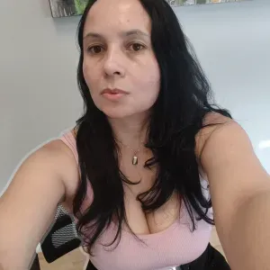 Mi nombre es Dinora y estoy buscando empleo.