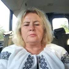 Je m'appelle Stefaniia. J'ai 64 ans. 