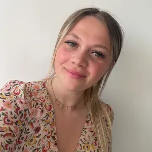 Baby-sitter travaillant dans le domaine de l'enfance