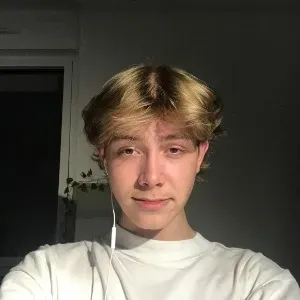 Jeune baby-sitter motivé