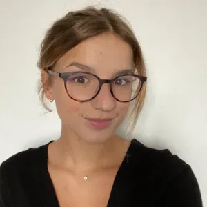 Jeune diplômée avec expérience dans la garde d'enfants