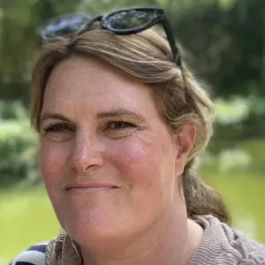 Niñera cariñosa con experiencia y amor por niños y animales