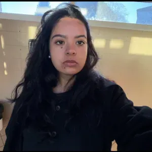 Jeune baby-sitter disponible. 