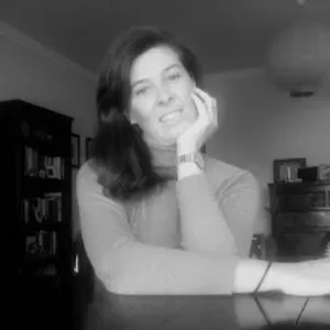 "Miúdos Felizes, Pais Tranquilos – Babysitter Disponível"