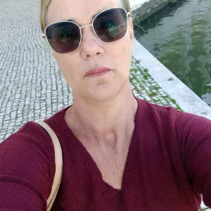 Empregada responsável em serviço doméstica 