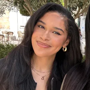 Baby sitter expérimentée avec les enfants sur Tours