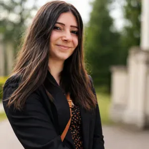 Souriante, patiente et à l'écoute des enfants
