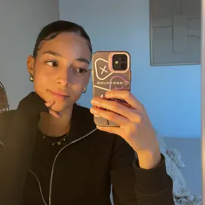 Baby-sitter jeune et habituée aux enfants