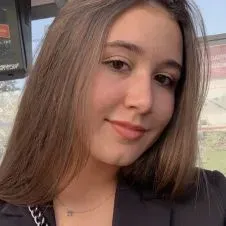 Cuidadora joven con experiencia 