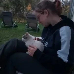 Jeune gymnasiene fait de l'aide aux devoirs