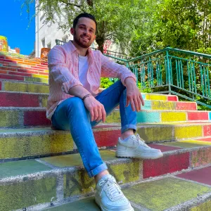 J'ai besoin que quelqu'un rende visite à notre chat.