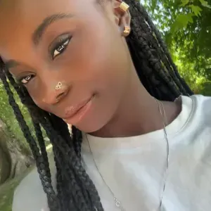 Étudiante qui est là pour aider vos enfants