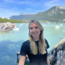 Language student wanting to give her knowledge to others