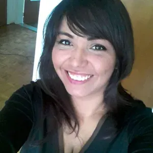 Femme sérieuse, souriante et de confiance véhiculée