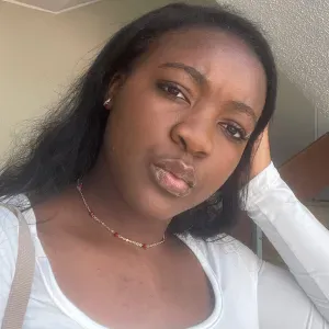 Empregada de limpeza responsável em diversas áreas 