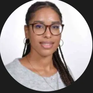 Lycéenne qui aime aider les enfants