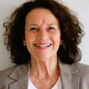 Aide à domicile polyvalente spécialisée en organisation.