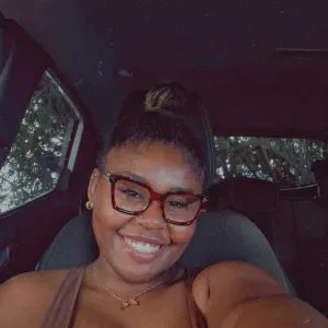 Baby-sitter passionnée à domicile 