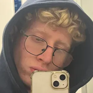 Pet-sitter sérieux avec amour et soin des animaux