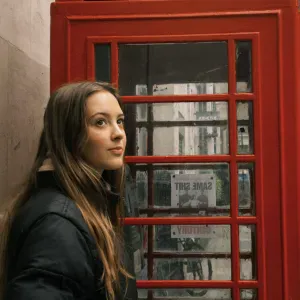 Élève de première cherchant à partager ce qu'elle sait 