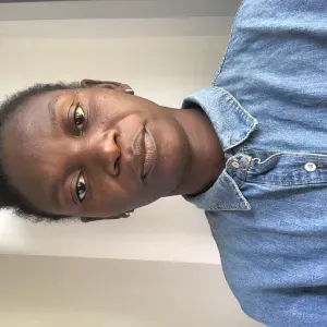 Baby-sitter com experiência com família portuguesa com mora