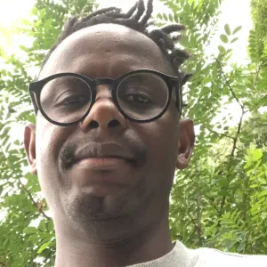 🐶 Promenades joyeuses & câlins garantis.