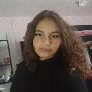 Baby-sitter motivée , patiente , à l'écoute , joueuse.