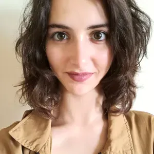 Babysitteuse souriante véhiculée