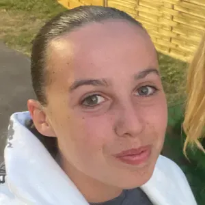 Baby- sitter dynamique et joyeuse expérimenté 