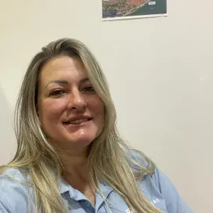 Empregada de limpeza disposta e dedicada