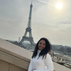 Erfahrene Kindermädchen auf der Suche nach Arbeit