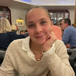 Une babysitter de confiance, motivée et attentionnée