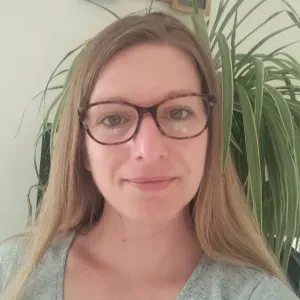 Aide ménagère motivée et souriante.